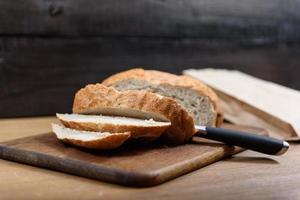pão de grãos na tábua de madeira