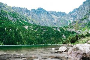 lago alpino no verão foto