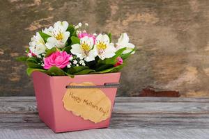 caixa com flores em velho de madeira fundo. conceito do cumprimento feliz mãe dia. foto
