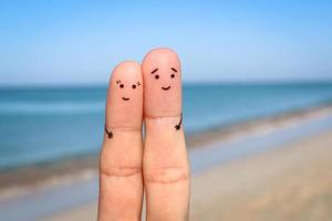 dedos arte do feliz casal. homem e mulher ter descansar em de praia mar. foto