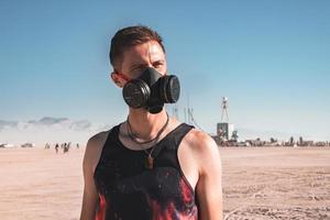 pessoas caminhando para pôr do sol às uma festival dentro a deserto às a queimando homem festival. foto