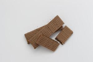 uma fechar acima do chocolate wafers isolado em branco fundo. foto