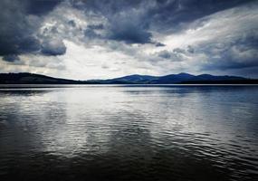 lago antes de uma tempestade foto