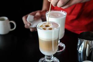 barista fazendo café com leite foto