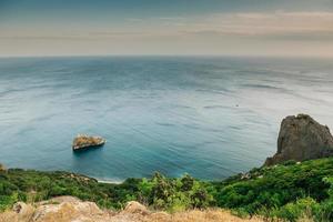 as montanhas de Cape Fiolent na Crimeia foto