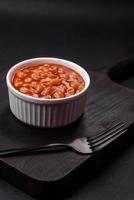 delicioso enlatado feijões dentro uma tomate dentro uma branco cerâmico tigela foto