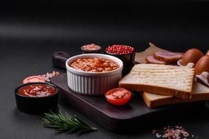 delicioso enlatado feijões dentro uma tomate dentro uma branco cerâmico tigela foto