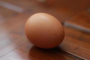 uma fechar acima do uma frango ovo foto