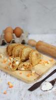 uma fechar acima do pastel bolo que é uma tradicional indonésio Comida. preenchidas com frango, vegetais, ou fervido ovos e servido com molho ou Pimenta. indonésio tradicional Comida foto conceito.