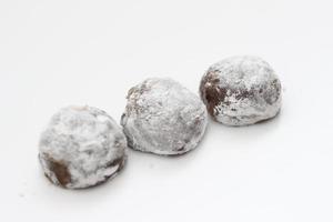 uma fechar acima do chocolate com sabor mochi isolado em branco fundo. foto