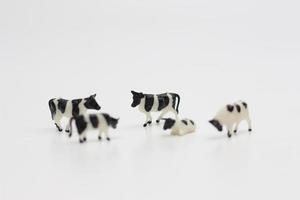 uma fechar acima do miniatura figuras do uma rebanho do vacas foto