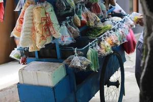 uma Móvel vegetal vendedor com uma carrinho foto