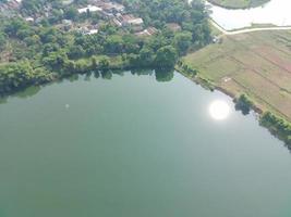 aéreo Careca Visão do dahamilnuris lago em ensolarado dia. foto