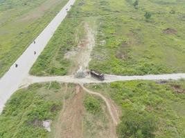 aéreo Visão do rodovia entre árvores e verde aberto espaço. foto