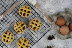 pequeno maçã torta servido em uma bolo prateleira, sabores doce e saboroso. Comida conceito foto. foto