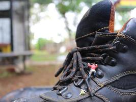 miniatura figura do uma alpinista escalada dentro ao ar livre sapato. foto