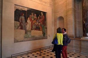 paris, frança - 7 de outubro de 2018 - museu do louvre lotado de turistas no primeiro domingo do mês foto