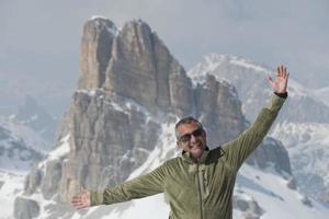 homem contemplando dolomites foto