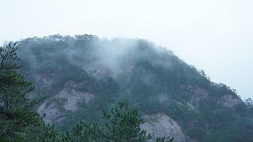 a lindo montanhas Visão com a névoa durante a chuvoso dia foto