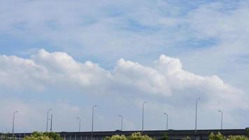 a verão céu Visão com a branco nuvens e azul céu Como fundo foto