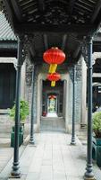 a velho chinês escola edifícios localizado dentro Guangzhou cidade do a China com a lindo pedra e de madeira escultura foto