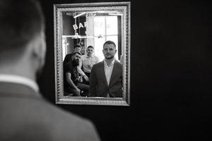 retrato do uma jovem cara noivo às a Treinamento acampamento dentro a barbearia foto