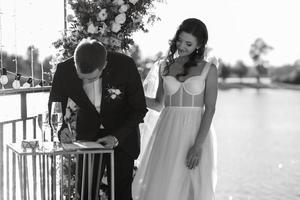 cerimônia de casamento em um píer alto perto do rio foto