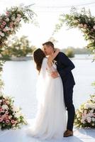 cerimônia de casamento em um píer alto perto do rio foto