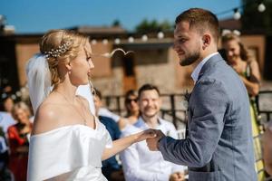 cerimônia de casamento em um píer alto perto do rio foto