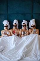 damas de honra dentro toalhas e óculos ter Diversão foto