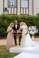 Casamento cerimônia do a recém-casados em a clareira foto