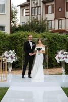 Casamento cerimônia do a recém-casados em a clareira foto