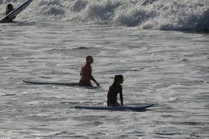 jovem atletas praticando a água esporte do surfar foto