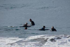 surfar escola em a oceano de praia foto