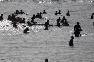 surfar escola em a oceano de praia foto