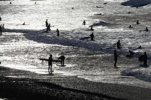 surfar escola em a oceano de praia foto