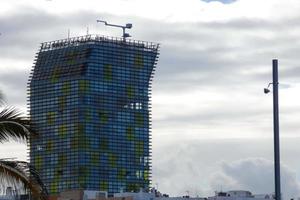 moderno escritório construção com colori vidro e Palma árvores foto