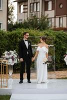 Casamento cerimônia do a recém-casados em a clareira foto