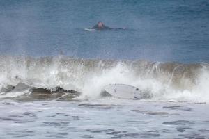 ondas dentro a oceano dentro inverno Tempo foto