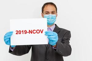 usar proteger filtros contra coronavírus homem de negocios dentro higiênico mascarar e luvas, 2019-nCoV, gripe epidemia. isolado foto
