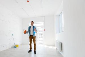 retrato do homem com limpeza equipamento limpeza a casa foto