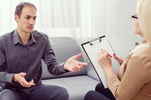 psicólogo tendo sessão com dela paciente dentro dela privado consultando quarto foto