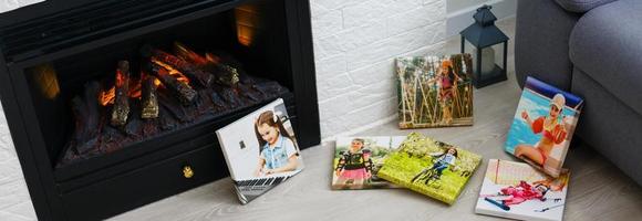 retratos do uma pequeno menina em uma tela de pintura foto