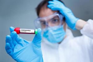 corona vírus dentro laboratório. cientista aguarde sangue teste. Novo epidemia coronavírus 2019 ncov foto