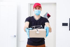 Entrega homem segurando cartão caixas dentro borracha luvas e médico mascarar. cópia de espaço. velozes e livre Entrega transporte . conectados compras e expressar Entrega foto