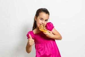 feliz pequeno menina com pizza branco fundo foto