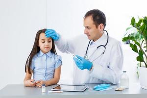 médico e pequeno menina paciente dentro a clínica, consulta foto