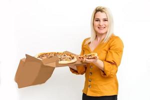 bonita jovem casual mulher com saboroso pizza dentro Entrega papel caixa. isolado em branco fundo foto