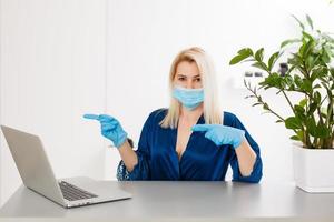 encomenda Comida e remédio dentro a conectados loja durante a quarentena e epidemia, retrato do uma mulher dentro uma médico mascarar foto