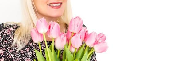 mulher com Primavera flor ramalhete. feliz surpreso modelo mulher cheirando flores mãe dia. primavera foto